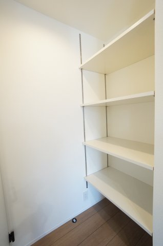 常滑市榎戸町1期　1号棟の収納|キッチン横のパントリースペースは洗面所からも出入りができる家事動線が嬉しい♪