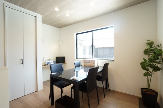 常滑市榎戸町1期　1号棟の居間・リビング|ダイニング奥にはパソコンや携帯の充電などに便利なスタディスペースの机があります。