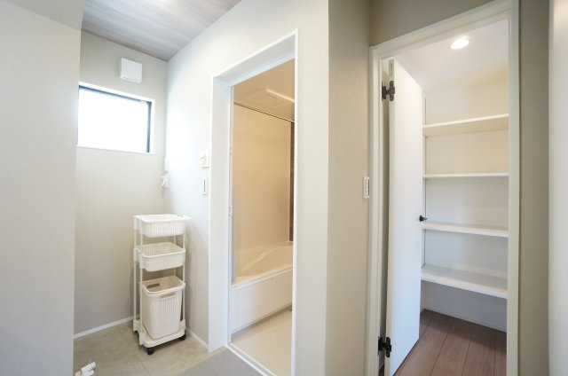 常滑市榎戸町1期　1号棟の収納|洗面脱衣所からキッチン横のパントリーへの出入りができる家事動線！
