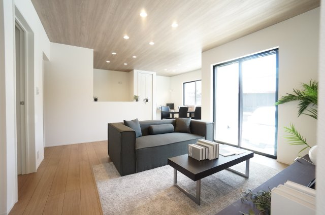 常滑市榎戸町1期　1号棟の居間・リビング|17.3帖のLDKは南向きの明るい空間です。