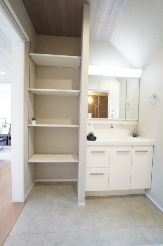 常滑市榎戸町1期　1号棟の独立洗面台|シャワー付き洗面化粧台は、伸ばせる水栓で洗面台でのシャンプーや洗い物に便利な仕様です。