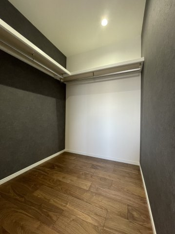 【収納】 | 【弊社売主物件】出口3丁目リノベ戸建 | 憧れのウォークインクローゼット新設。
収納にお困りのお客様には嬉しいですね。