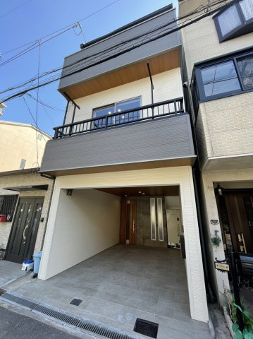 【外観】 | 【弊社売主物件】出口3丁目リノベ戸建 | サイディングを利用し、今時な外観へリノベーション致しました。
窓（サッシ）も交換しておりますので、中古物件には見えません。
