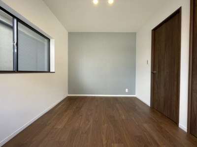 【子供部屋】 | 【弊社売主物件】出口3丁目リノベ戸建 | オシャレな約6帖寝室です。
お子様のお部屋としていかがでしょうか。