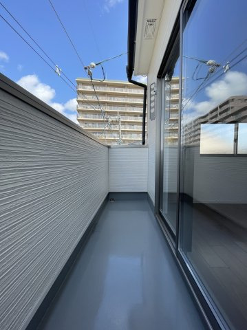 【バルコニー】 | 【弊社売主物件】出口3丁目リノベ戸建 | 物件比較見学プラン。お問合せの物件だけでなく、ご希望に合った他の物件もご紹介させて頂きます。ご希望条件をスタッフにお伝え頂きましたら、こちらの物件と併せてご案内させて頂きます。