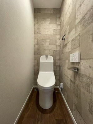 【トイレ】 | 【弊社売主物件】出口3丁目リノベ戸建 | トイレ全体の空間を考慮し、リノベーション致しました。
落ち着いたデザイン、もちろんトイレも新調済み。