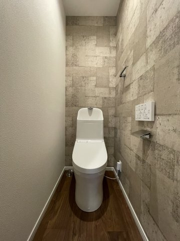 【トイレ】 | 【弊社売主物件】出口3丁目リノベ戸建 | トイレ全体の空間を考慮し、リノベーション致しました。
落ち着いたデザイン、もちろんトイレも新調済み。