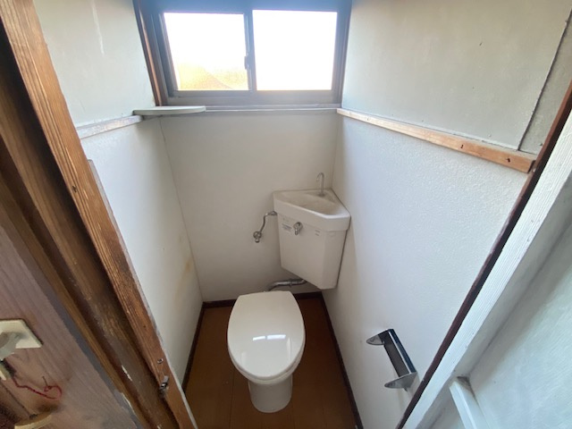 都城市広原町の中古一戸建のトイレ