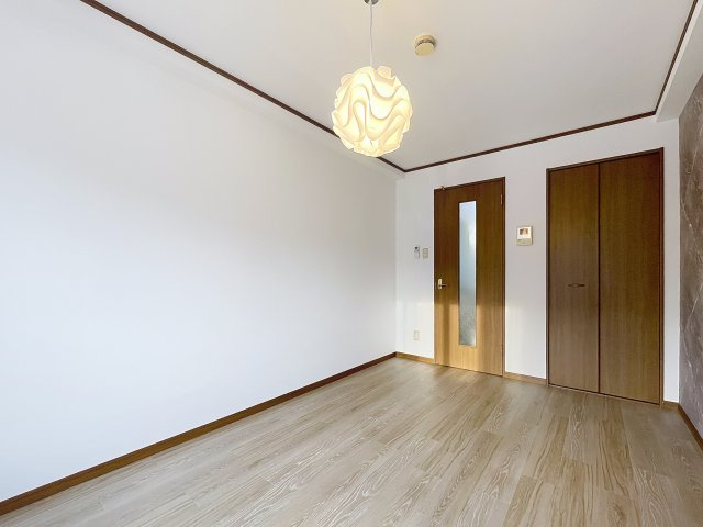 エムズコンフォートの洋室|明るい洋室です