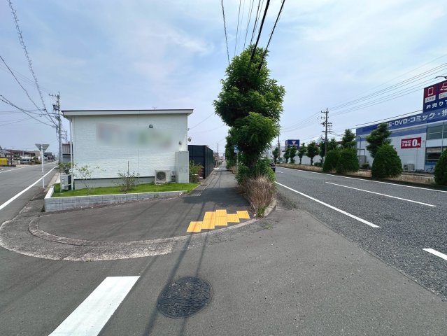 中古戸建　羽島市小熊町島2丁目　令和５年築の前面道路含む現地写真