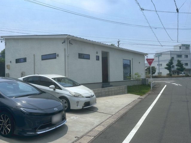 中古戸建　羽島市小熊町島2丁目　令和５年築の前面道路含む現地写真