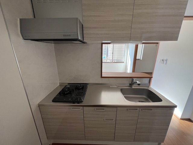 Promenade北上のキッチン|コンパクトなのに使いやすいカウンターキッチン。自炊もテイクアウトも、自分のペースで楽しめます。