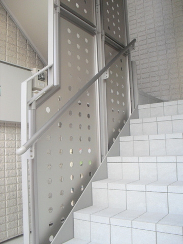 横浜市南区井土ケ谷上町の賃貸マンションのエントランス|共用階段