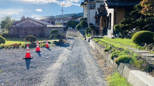 御代田 桜ヶ丘エリア 明るく開けた眺望の売土地の前面道路含む現地写真