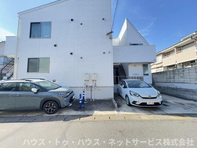 ヒルズ稔台 の駐車場