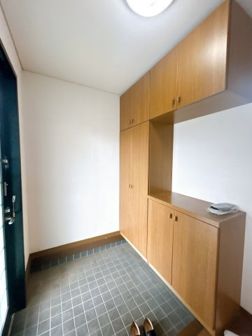 小山市花垣町2丁目の玄関|大容量の玄関収納付きで靴や日用品もすっきり片付きます！リフォーム済みで清潔感があり、気持ちよくお客様を迎えられる空間です。