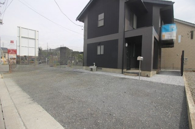 小山市花垣町2丁目の駐車場|敷地にゆとりがあり複数台駐車可能な広々スペース！来客時や将来お車が増えた際にも安心して利用できます。
