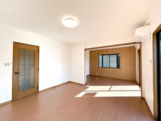 小山市花垣町2丁目の居間・リビング|内装リフォーム済みで気持ちよく新生活を始められるリビング空間！大きな開口部から光が入り、明るく開放的な雰囲気です。