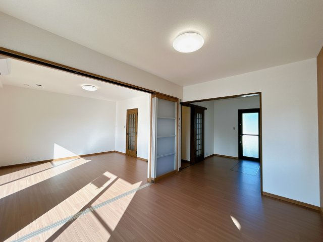 小山市花垣町2丁目の居間・リビング|床やクロスなどリフォームされた清潔感のある18.5帖のLDKです！