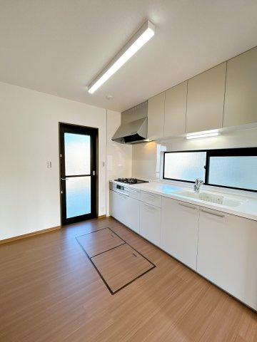 小山市花垣町2丁目のキッチン|システムキッチン交換済みで使い勝手の良い水回り！窓付きで明るく、床下収納も備えた便利なキッチンスペースです。