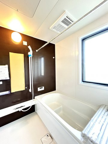 小山市花垣町2丁目の浴室|ユニットバス交換済みでゆったり入浴できる快適空間！アクセントパネルが落ち着いた雰囲気を演出しています。