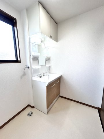 小山市花垣町2丁目の独立洗面台|洗面化粧台交換済みで毎日の身支度も快適！窓付きで明るく換気もしやすく、清潔感のある洗面スペースです。