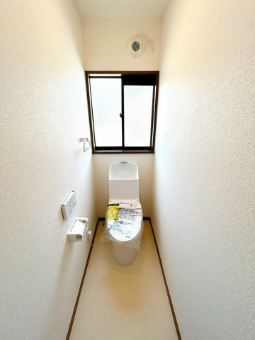 小山市花垣町2丁目のトイレ|トイレ交換済みで安心して使える空間！窓があり自然光が入るため、明るくすっきりとした印象です。