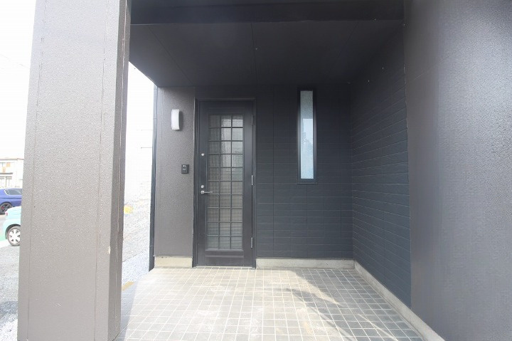 小山市花垣町2丁目の玄関|屋根付きでゆとりある広さの玄関ポーチ！雨の日の出入りや荷物の出し入れもしやすく、落ち着いた外観デザインも魅力です。