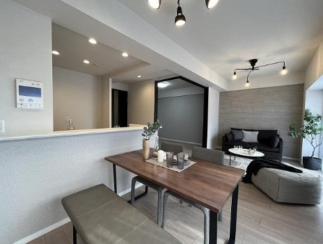 ローレルコート六甲篠原の居間・リビング|バルコニーに面し、明るく落ち着いたリビングダイニングです