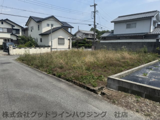 多井田土地の前面道路含む現地写真|田園風景広がる長閑な住宅街