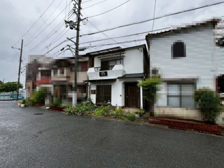 【前面道路含む現地写真】 | 【キッチン】お料理に集中しやすい壁付キッチンですよ！キッチン前に窓ございますので、換気が出来ますね！