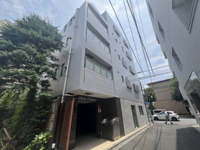 【外観】 | モン・シャトー中野新館 | 鉄筋コンクリート造のがっちりとした建物。