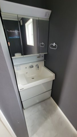 腰越２丁目１３－１７戸建の洗面所