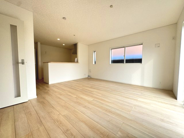 クレイドルガーデン前橋市茂木町第５　１号棟の居間・リビング|カウンターキッチンなのでお料理をしながら会話もできます。
夕食の支度をしながら、お子様の様子も見られて自然と会話も増えますよ♪