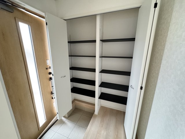 クレイドルガーデン前橋市茂木町第５　１号棟の収納|玄関収納もたっぷりご用意しています♪