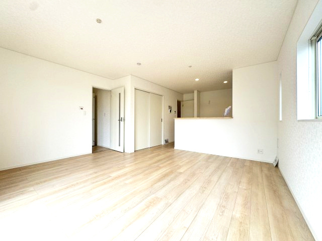 クレイドルガーデン前橋市茂木町第５　１号棟の居間・リビング|人気の対面式キッチンを配した空間はお好みの家具も合わせやすく、家族がくつろぐ快適な空間造りをサポート。窓からは明るい陽光が差し込みます。