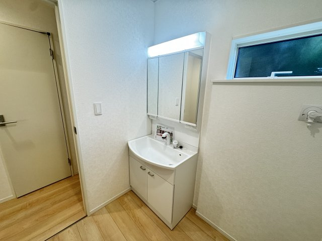 クレイドルガーデン前橋市茂木町第５　１号棟の独立洗面台|シャワー水栓付き洗面台で朝の身支度もバッチリです！
洗面台には収納スペースもあり洗面室もすっきり片付きますよ！