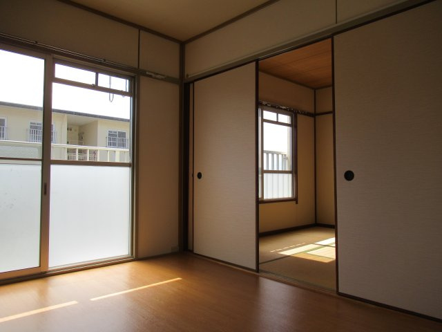 兵庫県公社　姫路市川３号棟の居間・リビング|使いやすいリビングです