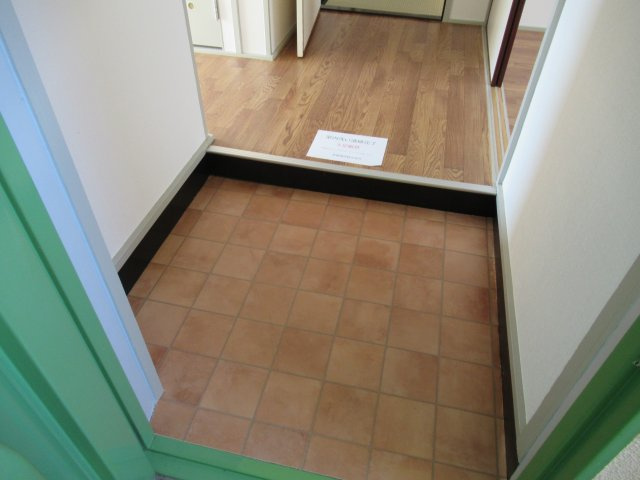 兵庫県公社　姫路市川３号棟の玄関|収納もある玄関です