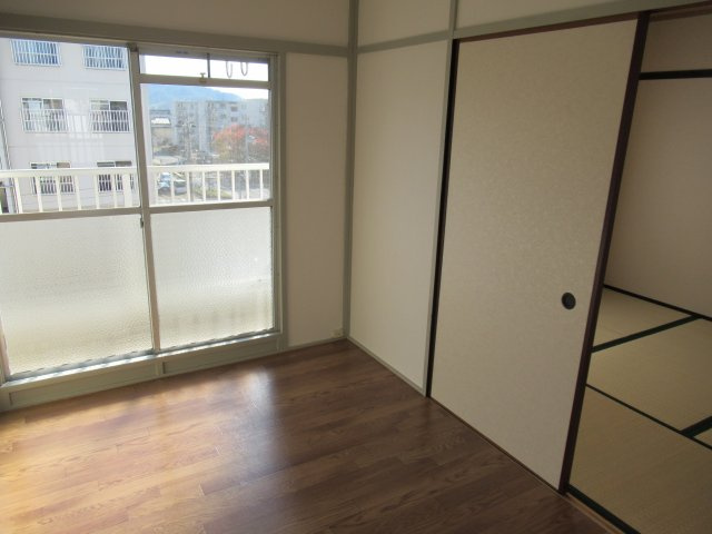 兵庫県公社　姫路市川３号棟の居間・リビング|ゆったりとした居間です