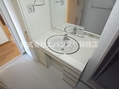【独立洗面台】 | 青葉の森公園通り9号棟 | 独立洗面台、小物を置くことができて便利です