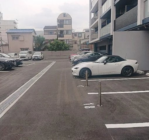 プレサンス新大阪ジェイズの駐車場