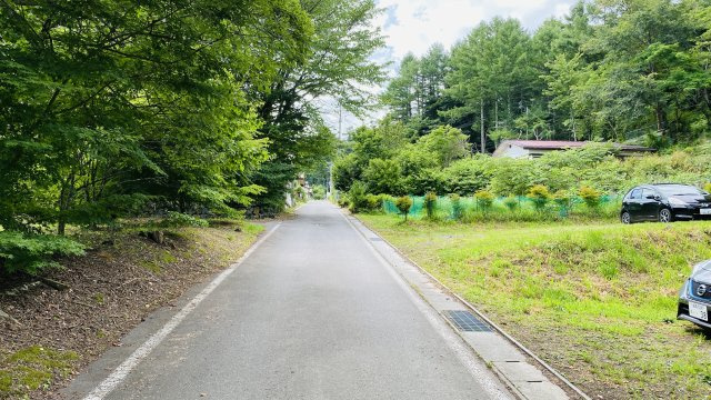 中軽井沢 大日向エリア 利便性の良い立地の売土地の前面道路含む現地写真