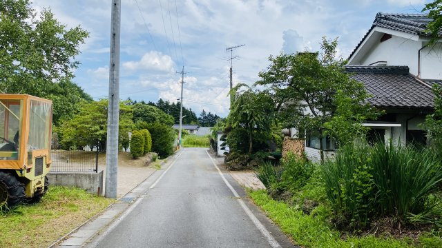中軽井沢 大日向エリア 利便性の良い立地の売土地の前面道路含む現地写真