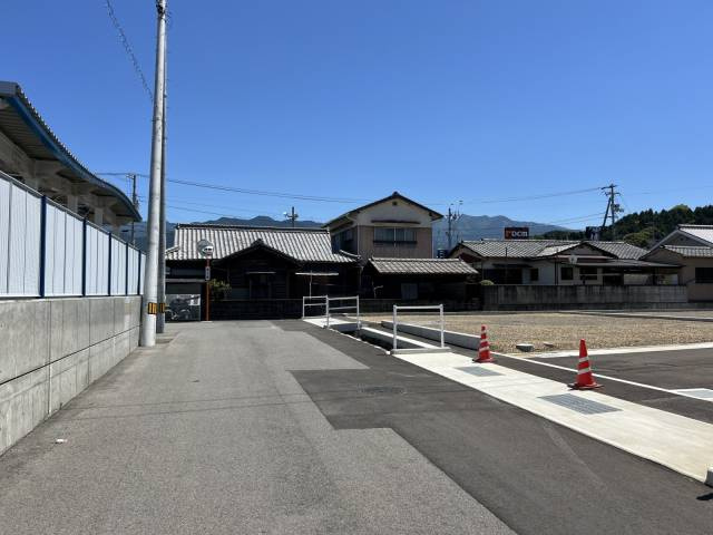 西の土居町一丁目4-12　売土地の前面道路含む現地写真