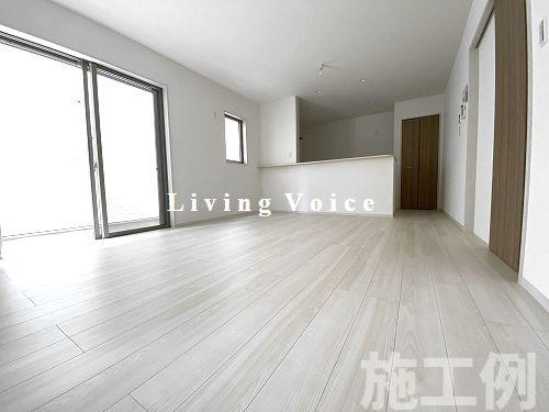 【居間・リビング】 | 【仲介手数料０円】平塚市四之宮3丁目　中古一戸建て　4号棟　 | 平塚市四之宮3丁目　中古一戸建て　