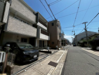 【前面道路含む現地写真】 | 広くて明るい玄関！シューズボックスに収納できるので綺麗に整理整頓できますよ！