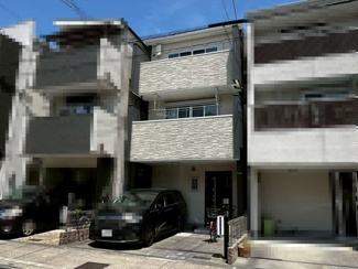 【駐車場】 | キッチンの裏にバルコニーがございます 生ごみなどを一時的に外に置いておけるので、匂いが気になりませんね！