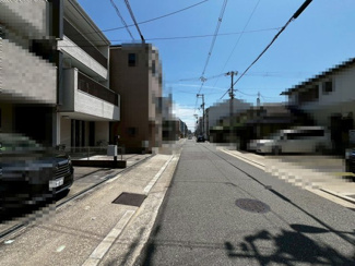 【前面道路含む現地写真】 | 【前面道路】前面道路幅員約６ｍもあるので、駐車の苦手な方も安心ですね♪是非現地にてご体感ください！