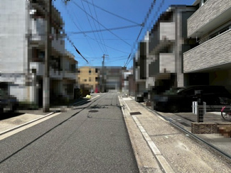 【前面道路含む現地写真】 | ＬＤＫ１７．５帖】ワイドな掃き出し窓で日当たりがよく、温かく心地のいいリビング♪家族が集まる場所だからこそ癒しの空間に。。。